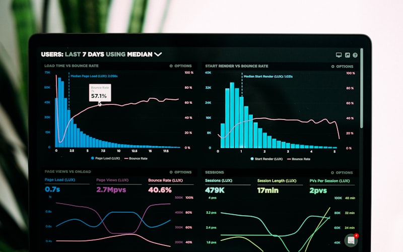 3377体育官方团队工作场景 - 数据分析师在监控多屏赛事数据